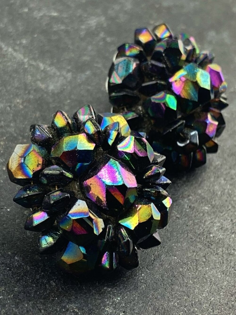 VINTAGE Oil slick style black plastic cluster bead clip-on earrings 1950s pinup - Picture 6 of 15